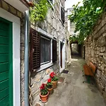 بيت للعطل Shisha Stone House